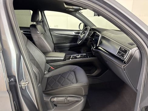 Used 2024 Volkswagen Atlas Cross Sport SE FWD image 16