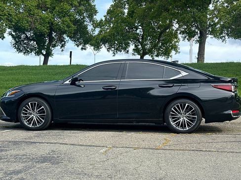 Used 2025 Lexus ES 300h w/ Premium Package image 8