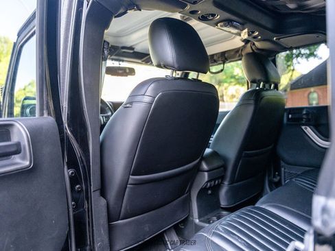 Used 2017 Jeep Wrangler Unlimited Rubicon w/ Connectivity Group AWD/4WD image 46