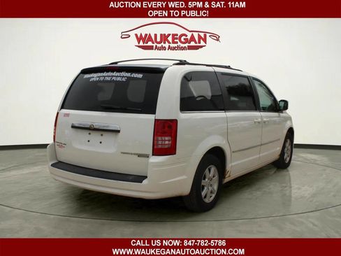 Used 2010 Chrysler Town & Country Touring FWD image 5