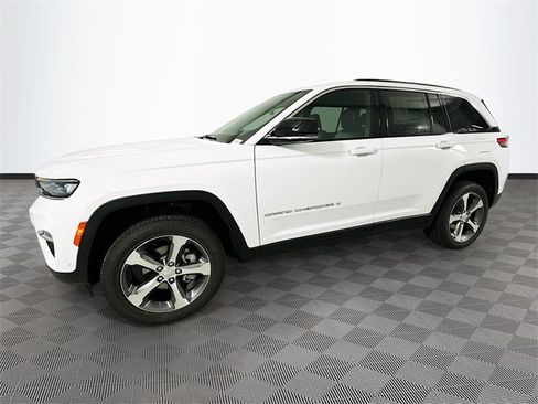 New 2025 Jeep Grand Cherokee Limited w/ Luxury Tech Group II image 23