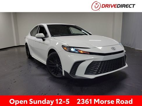Used 2025 Toyota Camry SE AWD/4WD image 1