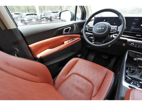 Used 2025 Kia Carnival SX w/ SX Dark Edition Package FWD image 11