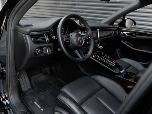 Certified 2025 Porsche Macan AWD/4WD image 4
