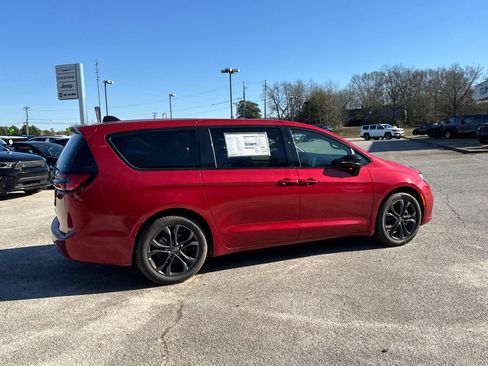 New 2026 Chrysler Pacifica Select image 4