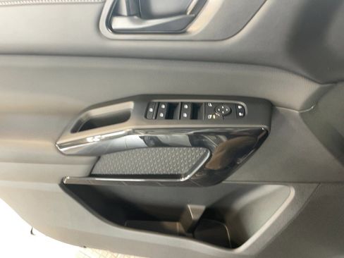 Used 2025 Nissan Pathfinder S image 15