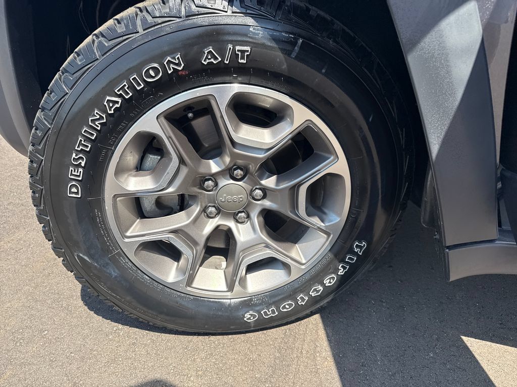 Used 2020 Jeep Cherokee Trailhawk w/ Cold Weather Group AWD/4WD image 27