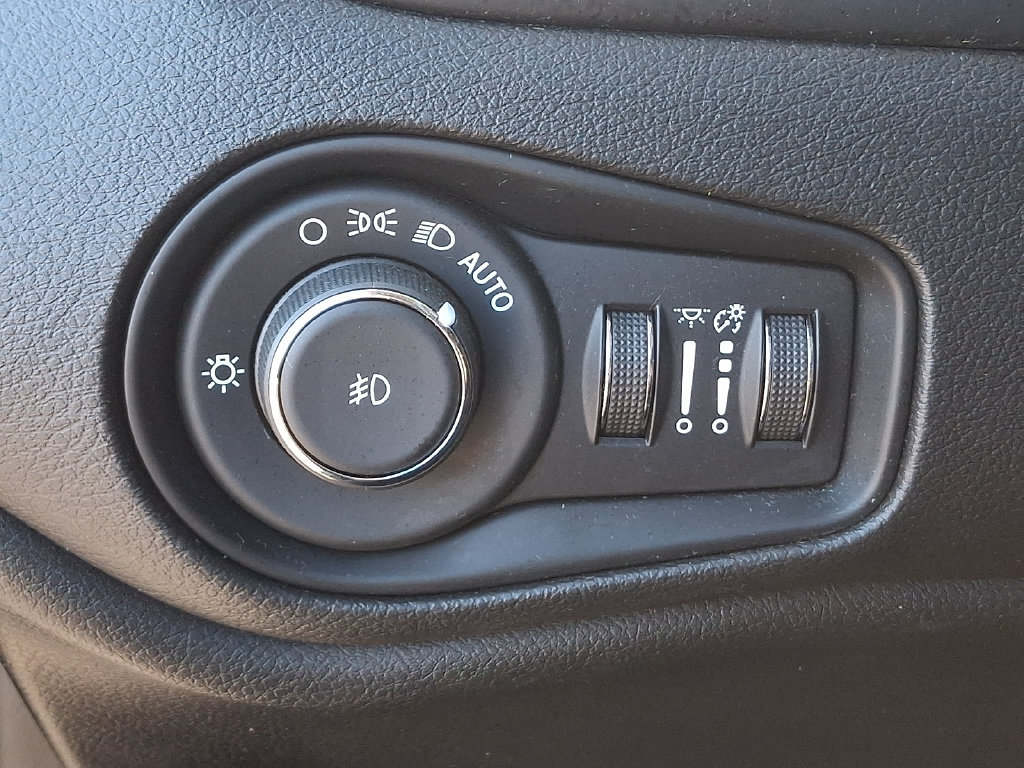Used 2022 Jeep Renegade Latitude AWD/4WD image 29