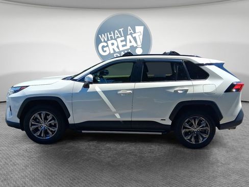 Used 2022 Toyota RAV4 XLE Premium AWD/4WD image 7