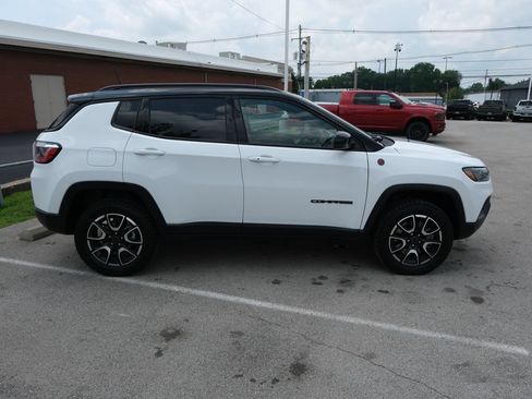 Used 2025 Jeep Compass Trailhawk AWD/4WD image 2