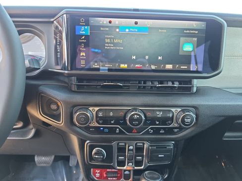 Used 2024 Jeep Wrangler Unlimited AWD/4WD image 18