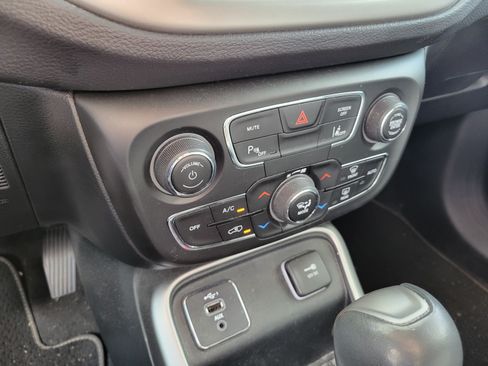 Certified 2021 Jeep Compass Latitude w/ Sun and Sound Group FWD image 18
