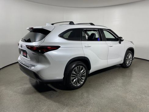 New 2026 Toyota Highlander Platinum AWD/4WD image 3