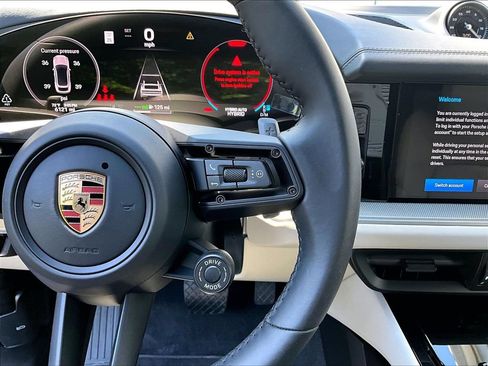 Certified 2025 Porsche Cayenne E-Hybrid Coupe AWD/4WD image 24