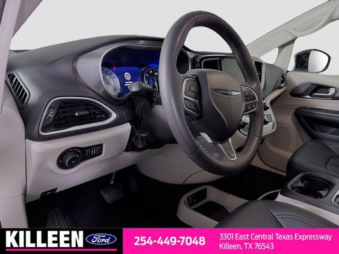 Used 2024 Chrysler Pacifica Touring-L image 10