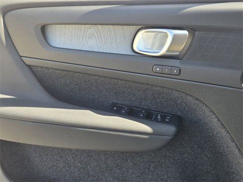 Certified 2025 Volvo XC40 B5 Core w/ Protection Package Premier image 25