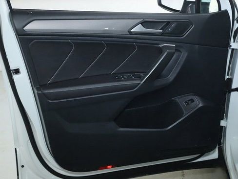 Used 2024 Volkswagen Tiguan SE FWD image 16