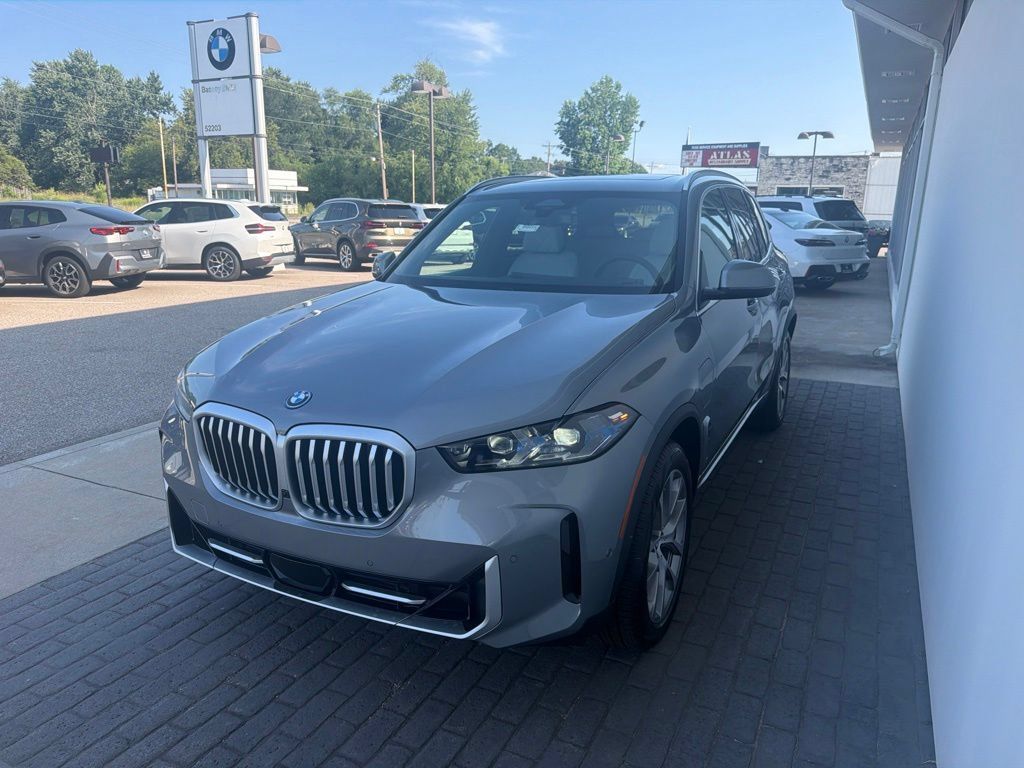 New 2026 BMW X5 xDrive50e w/ Climate Comfort Package AWD/4WD image 3