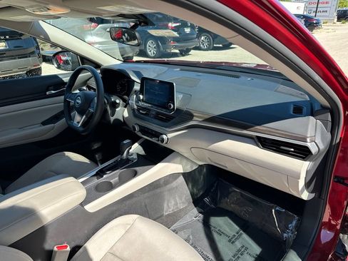 Used 2025 Nissan Altima 2.5 SV FWD image 16