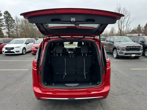 New 2026 Chrysler Pacifica Select image 11