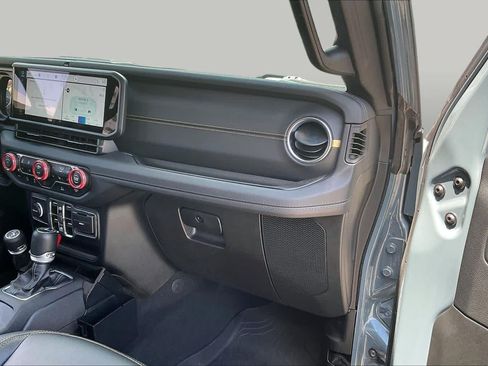Used 2025 Jeep Gladiator Sport w/ Premium Package AWD/4WD image 34