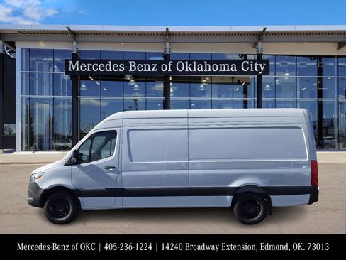 Used 2025 Mercedes-Benz Sprinter 2500 image 3