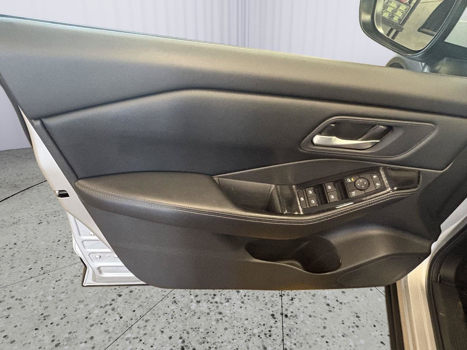 Used 2024 Nissan Rogue SV AWD/4WD image 24