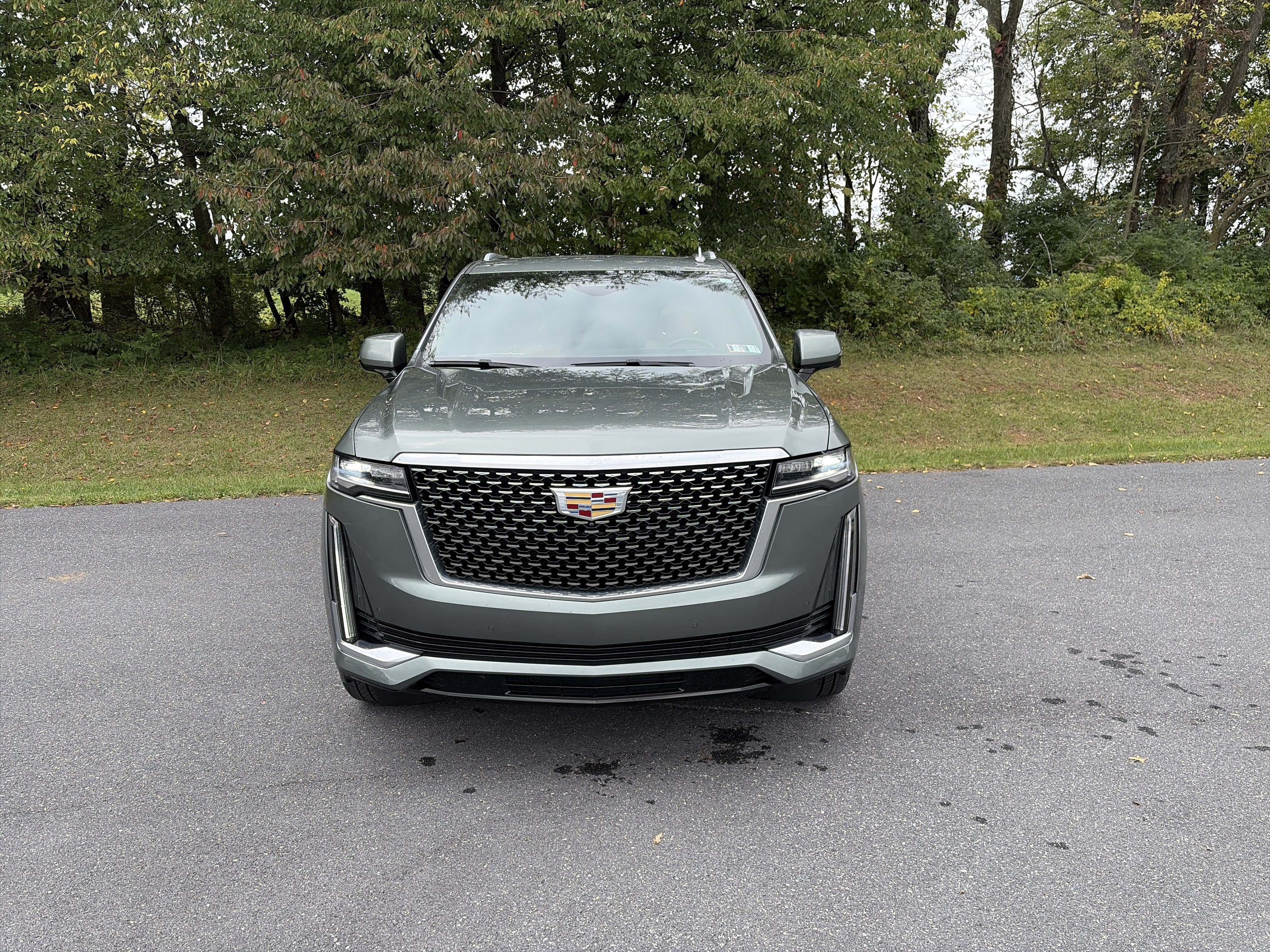 Used 2023 Cadillac Escalade ESV Premium Luxury w/ Performance Package AWD/4WD image 2