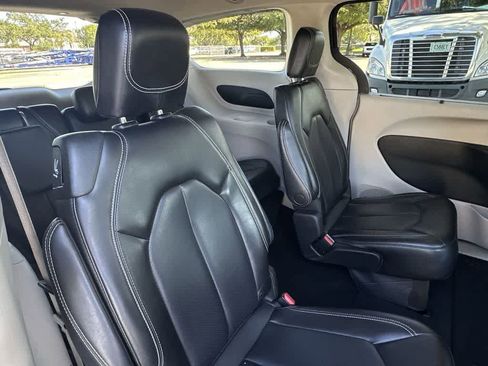 Used 2023 Chrysler Pacifica Touring-L image 26