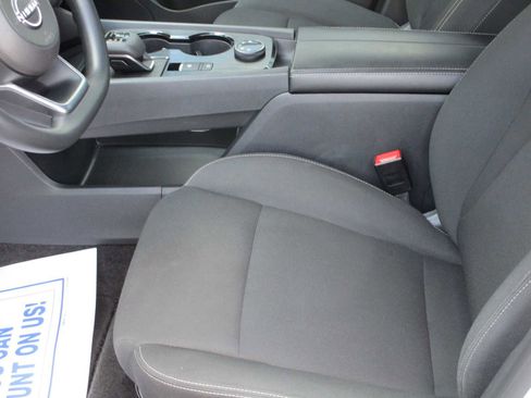 Used 2024 Nissan Rogue S image 17