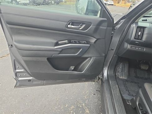 Certified 2025 Nissan Pathfinder SL image 11