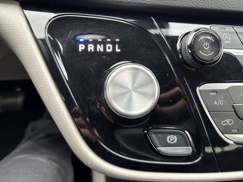 Used 2024 Chrysler Pacifica Touring-L image 25