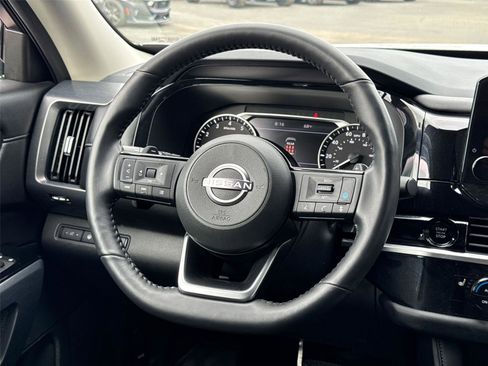 Used 2025 Nissan Pathfinder SL FWD image 24