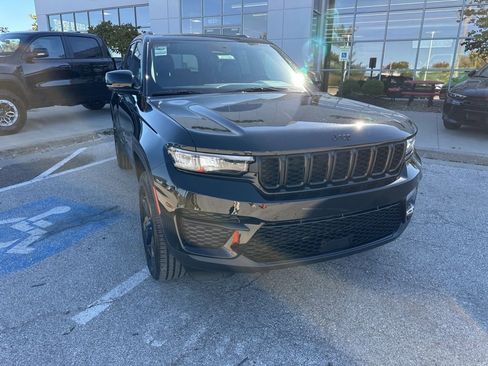 New 2025 Jeep Grand Cherokee Altitude image 8