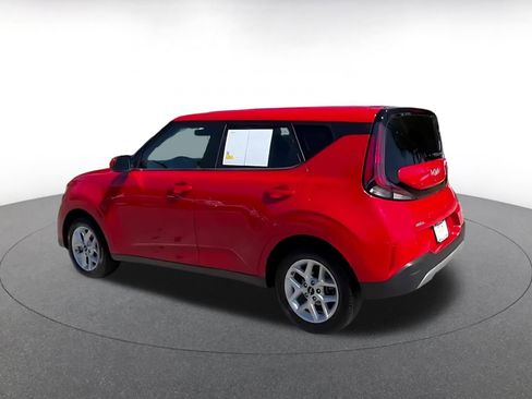 Used 2025 Kia Soul LX w/ LX Technology Package FWD image 8