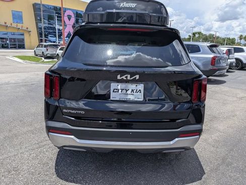 Used 2025 Kia Sorento EX FWD image 4