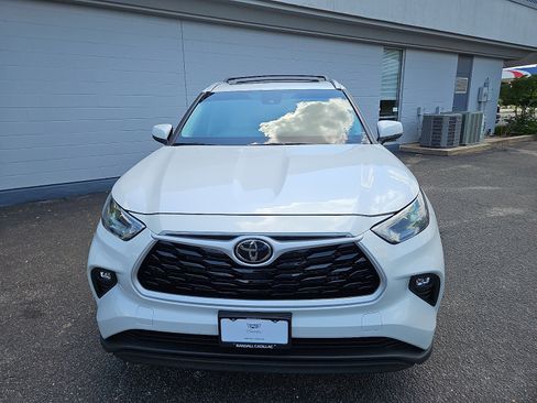 Used 2024 Toyota Highlander XLE FWD image 6