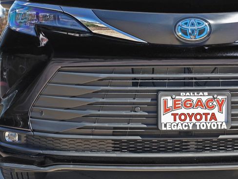 New 2026 Toyota Sienna XLE image 11