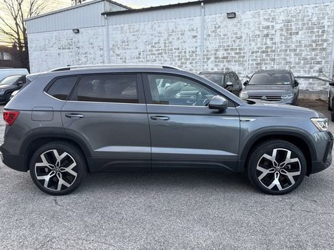 Certified 2022 Volkswagen Taos SEL image 4