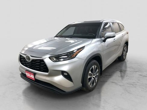Certified 2024 Toyota Highlander XLE image 1