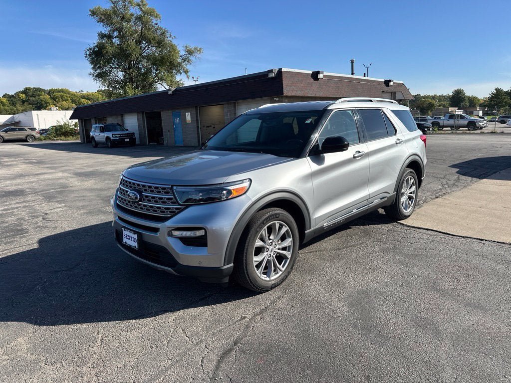 Certified 2022 Ford Explorer Limited AWD/4WD image 3