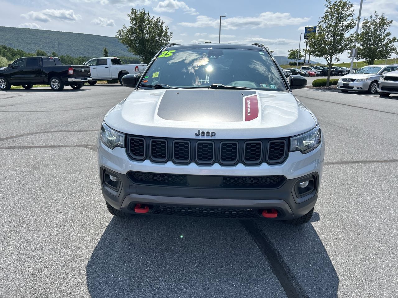 Used 2025 Jeep Compass Trailhawk AWD/4WD image 2