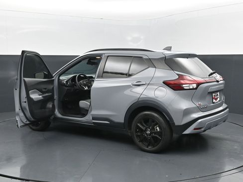 Used 2023 Nissan Kicks SR w/ SR Premium Package FWD image 3