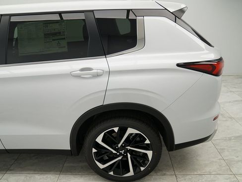 Used 2024 Mitsubishi Outlander SE image 15