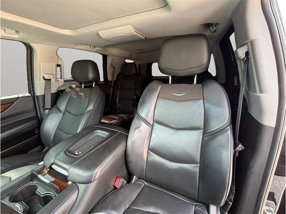 Used 2019 Cadillac Escalade Luxury w/ Escalade Sport Edition AWD/4WD image 19