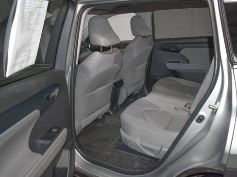 Used 2022 Toyota Highlander LE image 20