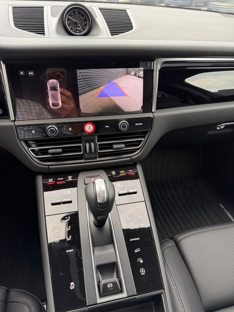 Used 2026 Porsche Macan AWD/4WD image 17