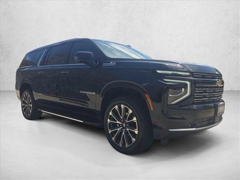 Used 2025 Chevrolet Suburban High Country AWD/4WD image 3