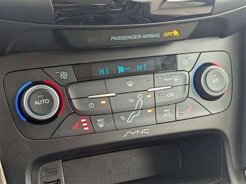 Used 2017 Ford Focus Titanium image 19