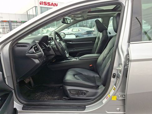 Used 2019 Toyota Camry XLE w/ Navigation Package image 13